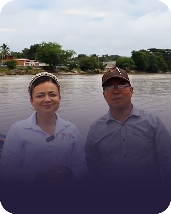 Entrega de una canoa a la comunidad de Buenos Aires