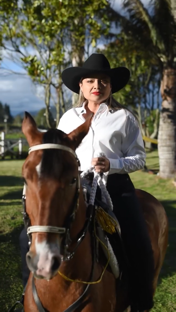 La del sombrero, Congresista, servir, Senadora, defensora de la Patria, Defensor de la Patria, la Dama de Hierro, Representante Lina Maria garrido